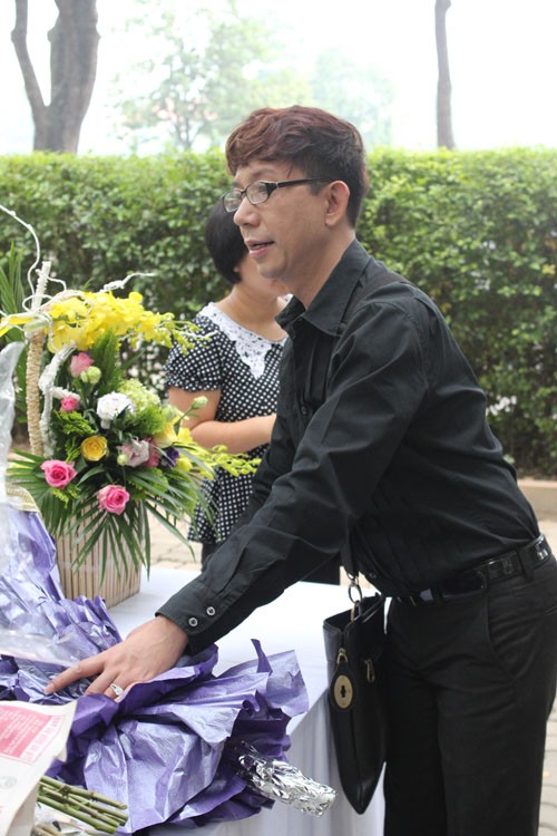 Sau khi được hướng dẫn gửi lại hoa bên ngoài, Long Nhật tiếp tục xếp hàng theo dòng người để vào viếng Đại tướng Võ Nguyên Giáp.